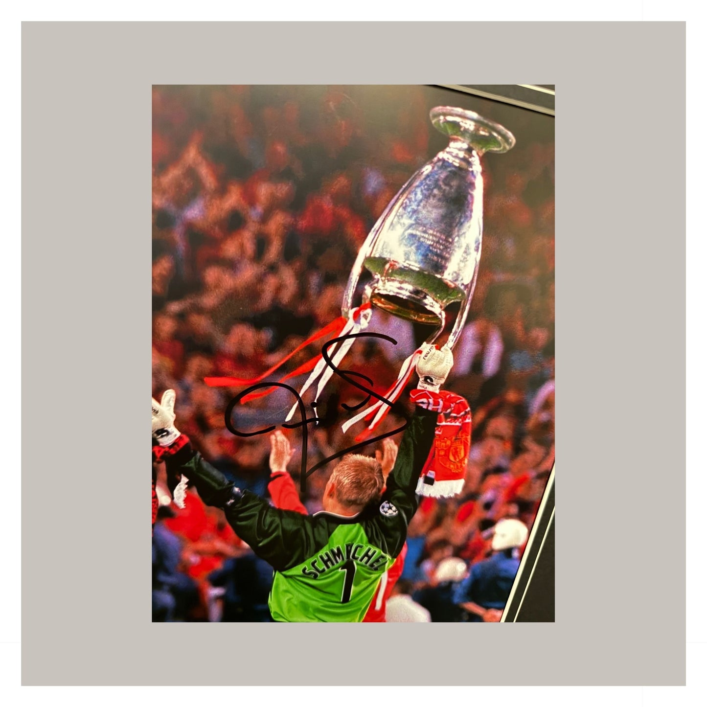 PETER SCHMEICHEL SIGNED 10X8 PHOTO MOUNTED DISPLAY